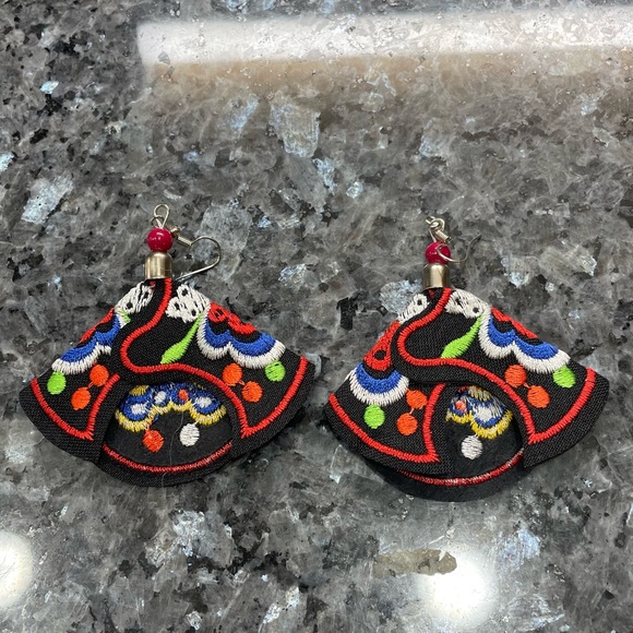 🦋 3/$24 Festive floral boho embroidered dangling fabric earrings / NWOT - Picture 7 of 7